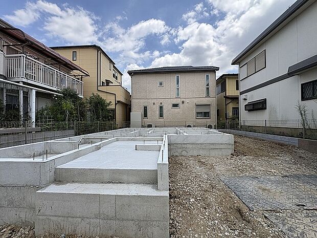 静かな住宅街の中で、新しい暮らしの基盤となる確かな空間が広がっています。