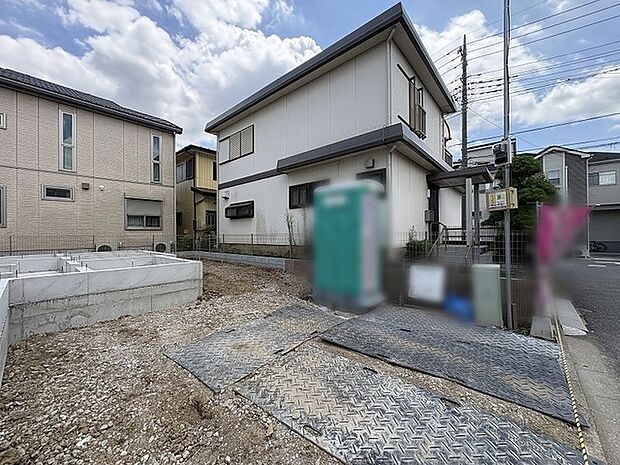 閑静な住宅街の一角にあり、日常の落ち着きと穏やかな時間の流れを感じられる住環境です。