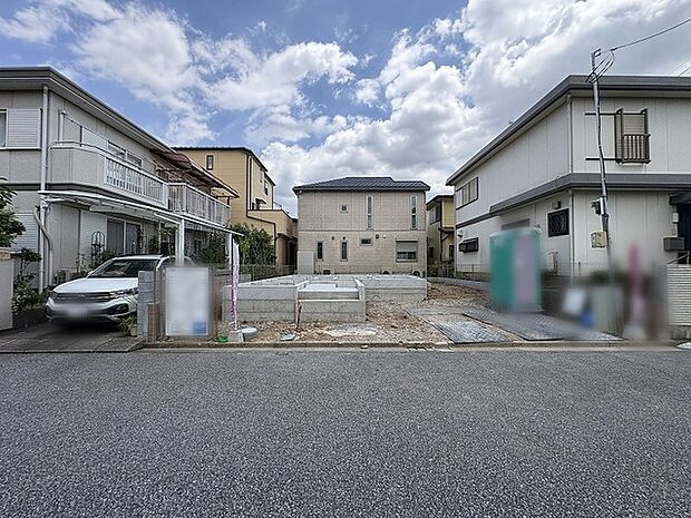 落ち着いた住宅街の風景に溶け込む、将来の暮らしを自由に思い描ける整形地です。