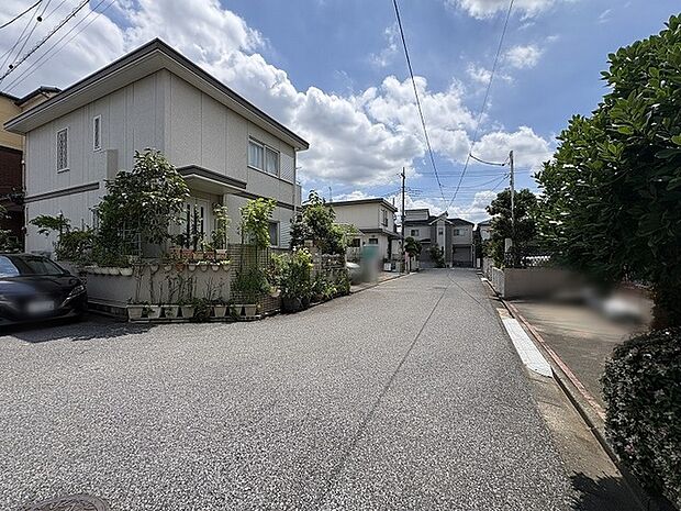 空が広がり、緑が丁寧に手入れされた街並みからは、穏やかで心地よい日常の風景が静かに感じられます。