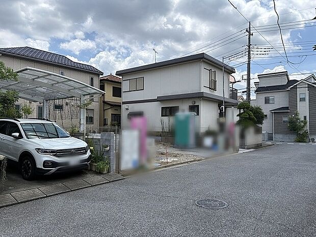 閑静な住宅街の一角にあり、落ち着いた街並みと調和する穏やかな住環境が整っています。