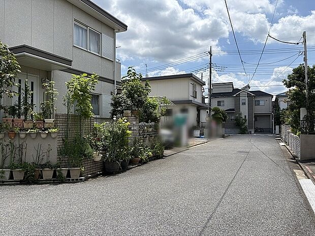 穏やかな空気が流れる閑静な住宅街で、日々の暮らしに安らぎを感じさせる住環境です。