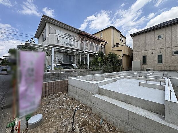 これからの暮らしを自由に描き出せる、静かで落ち着いた佇まいの分譲地の一角です。