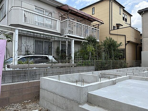 閑静な住宅街の一角にあり、新しい暮らしの始まりを感じさせる穏やかな空気が流れています。