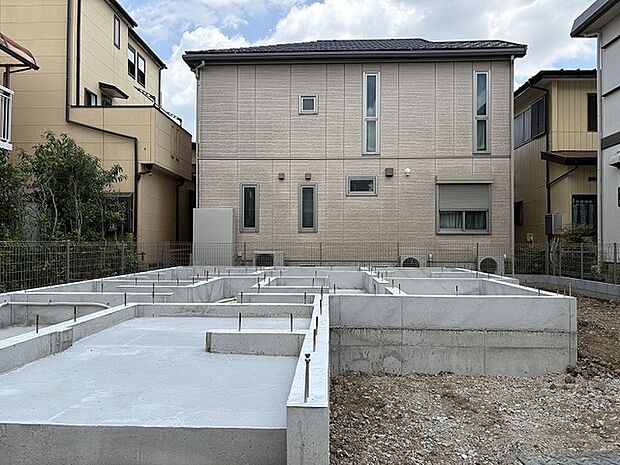 新しい暮らしの基盤となる、丁寧な施工と確かな品質を感じさせる基礎部分の風景です。