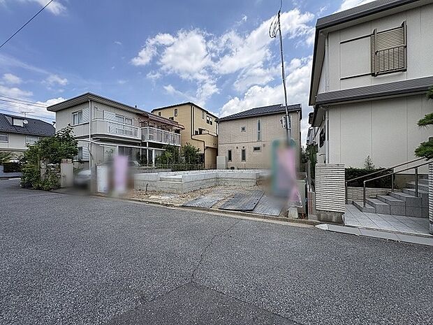 閑静な住宅街に位置する、これからの暮らしの可能性が広がる開放的な区画です。
