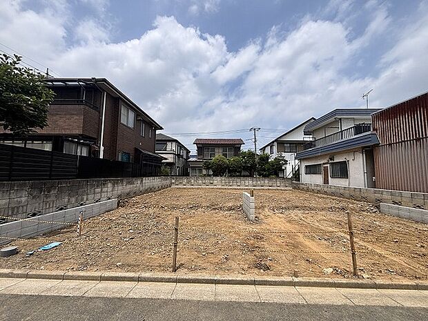 周辺環境と調和する穏やかな街並みに位置し、理想の住まいを自由に描ける広々とした空間が広がっています。