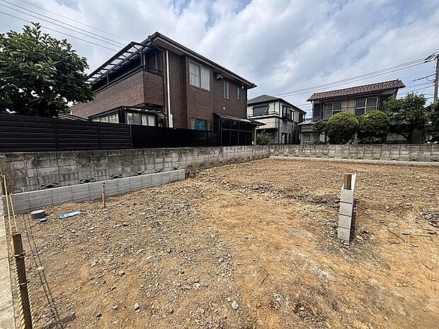 穏やかな街並みに溶け込む広々とした敷地は、これからの暮らしの可能性を自由に広げてくれる場所です。