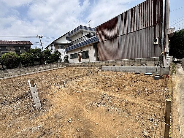 これからの暮らしを自由に描き出せる、すっきりと開かれたゆとりある敷地です。