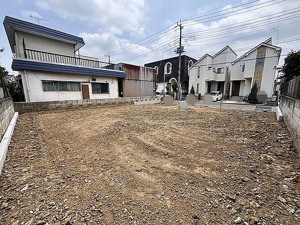 閑静な住宅街の一角に位置し、理想の住まいをゼロから描き出すための広々とした空間が広がっています。