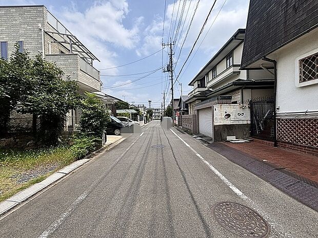 穏やかな空気が流れる住宅街に佇み、日々の暮らしに心地よい平穏をもたらす落ち着いた住環境です。