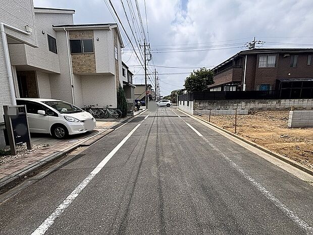 閑静な住宅街に位置し、落ち着いた穏やかな日常が流れる住環境が整っています。