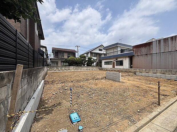 周囲の環境に溶け込みながら、新たな暮らしの構想を自由に描ける整った土地の広がりを感じさせます。