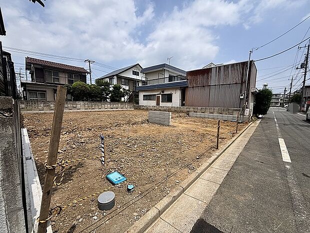 空が広く開放感のある敷地は、これからの暮らしの可能性を自由に広げられる穏やかな佇まいです。