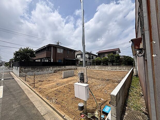 空が広く感じられる落ち着いた住宅街に位置し、理想の住まいを叶えるための可能性が広がる敷地です。
