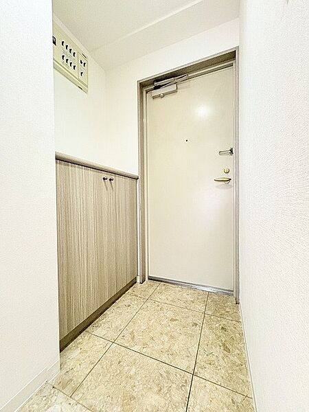 シンプルで洗練された設えが、住まう方を優しく迎え入れる心地よい空間です。