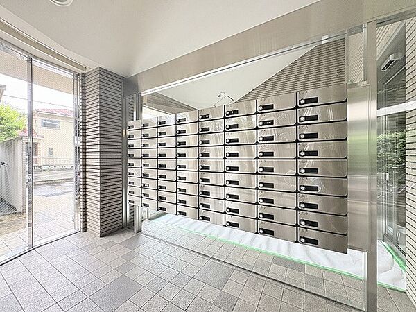 洗練された無機質な質感が、共用部に落ち着いた気品と整然とした空気感をもたらしています。
