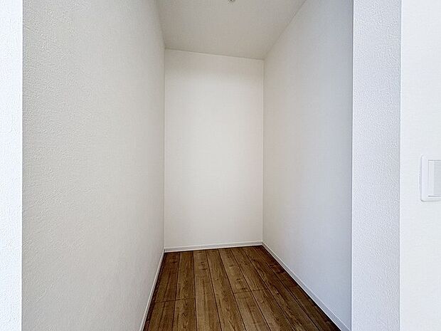 すっきりと無駄のない洗練された空間が、日々の暮らしに心地よい余白をもたらしてくれます。