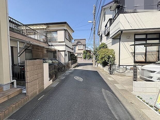 穏やかな時間が流れる落ち着いた住宅街の風景は、日々の暮らしに安心感をもたらしてくれます。