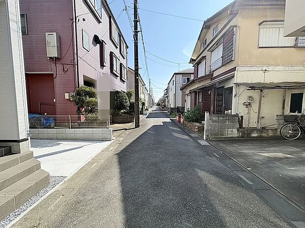 穏やかな空気が流れる住宅地の一角で、暮らしの営みが静かに続いていくような風景です。