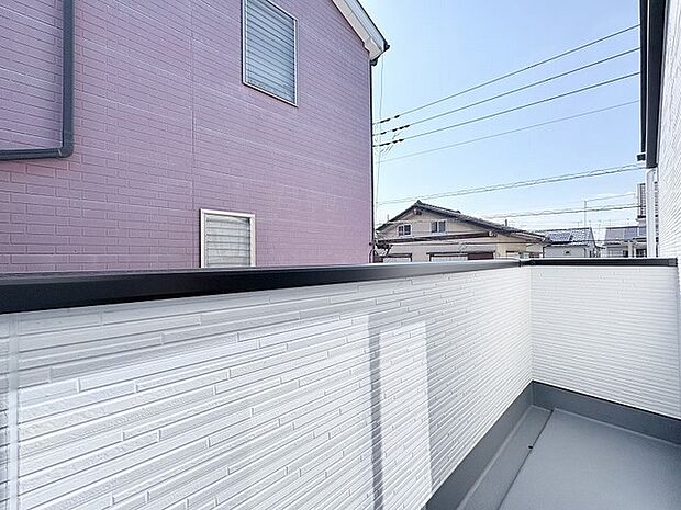 開放感のある広々とした屋外スペースは、自分だけの時間をゆったりと楽しむための心地よい場所となります。