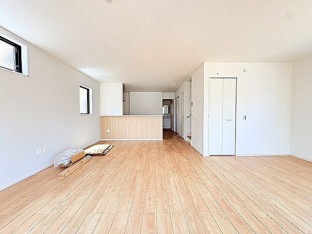 無駄な装飾を削ぎ落としたシンプルな空間は、住まう人の暮らしに合わせて自在に彩りを添えることができます。