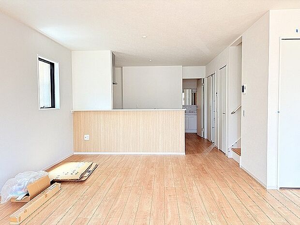 木の温もりと白を基調とした内装が調和し、日々の暮らしに心地よいゆとりを生み出す穏やかな空間です。
