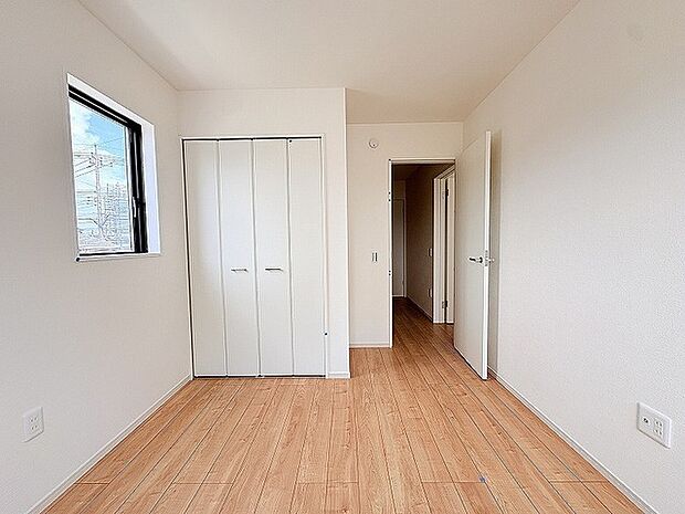 無駄を削ぎ落としたシンプルな空間が、住まう方の感性に寄り添い、穏やかな暮らしの始まりを静かに演出します。