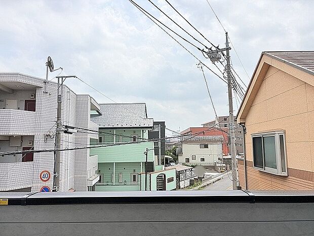 落ち着いた住宅地の中にあり、空を広く感じながら穏やかな時間を過ごせる住環境です。