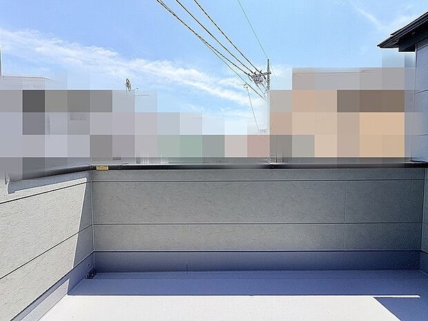 大きく広がる空を身近に感じられ、静かな時間が流れる開放的な空間です。