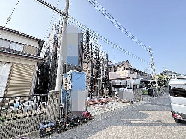 新しい暮らしが形作られていく過程を見守る、穏やかな住宅街の風景です。