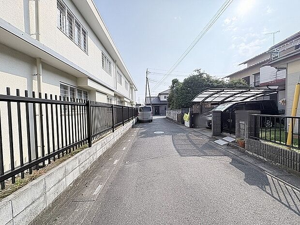 周辺の建物と調和した穏やかな住環境が広がり、日常の静けさを感じさせる落ち着いた街並みです。