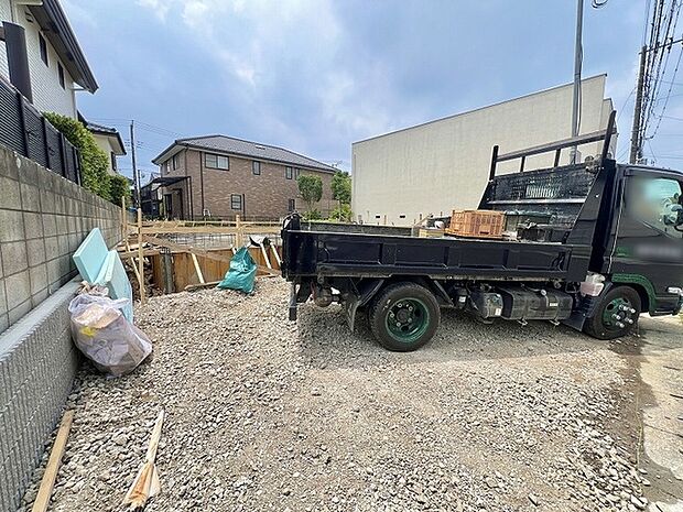 新しい暮らしの形を形作る、静かな街並みに寄り添った開発の風景です。