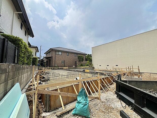 新たな暮らしの礎となる場所として、周囲と調和する静かな環境で計画が着々と進んでいます。