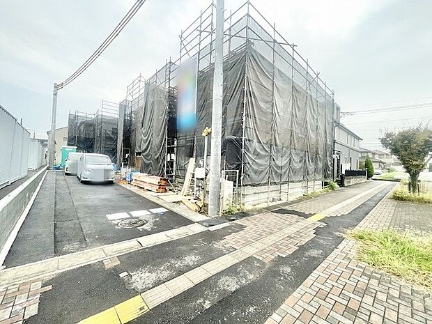 着々と形作られていく新しい住まいが周辺の落ち着いた環境に溶け込んでいます