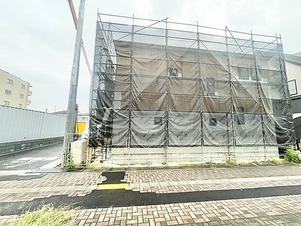 新しい暮らしのカタチが形作られていく、これからの完成が楽しみな建築中の現地姿。