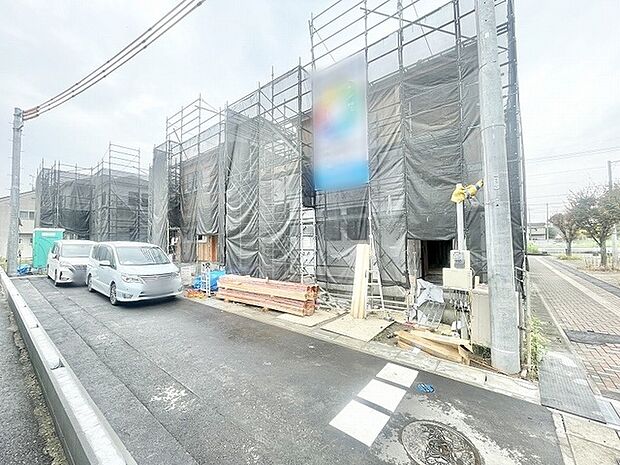 完成への期待が高まる施工中の外観風景がこれからの新しい暮らしのストーリーを描き出します