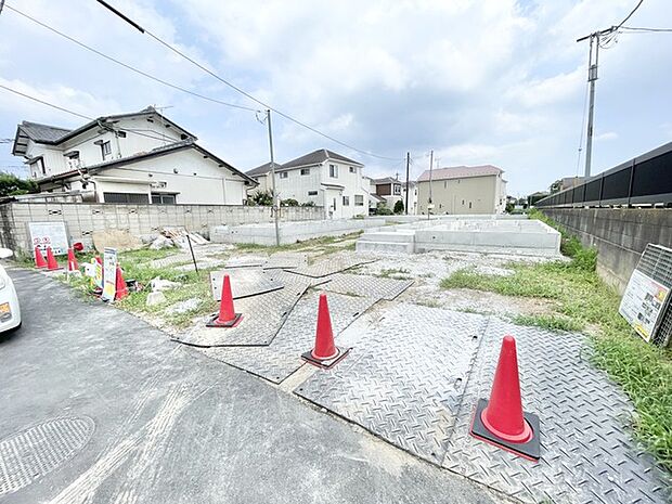 これからの暮らしを描く準備が整った、静かで落ち着きのある閑静な住宅街の一画です。