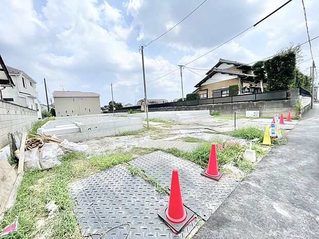 穏やかな街並みに溶け込む、将来の暮らしを自由に描ける広々とした敷地です。