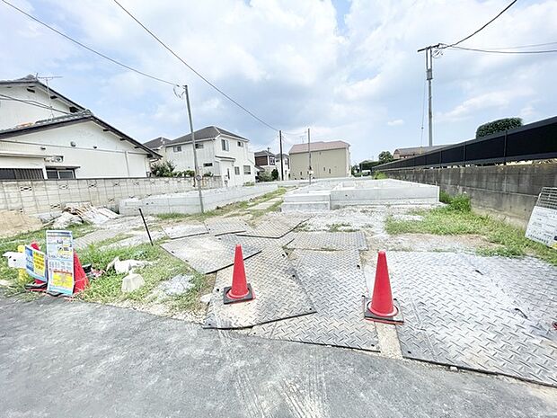 空が広く見渡せる開放的な立地で、新しい暮らしの計画をじっくりと描き出せるゆとりある敷地です。