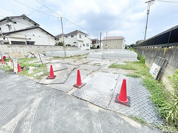 周囲の住宅環境と調和しながら、新たな生活の基盤を築くための穏やかな敷地が広がっています。