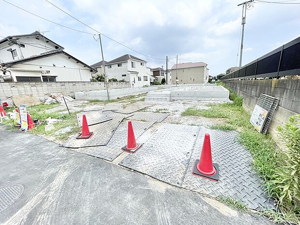 穏やかな住宅街に位置し、新たな暮らしの基盤として静かに整えられた空間が広がっています。