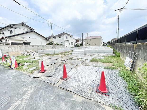 閑静な住宅街の一角に広がる、これからの暮らしの礎となる開放的な敷地です。