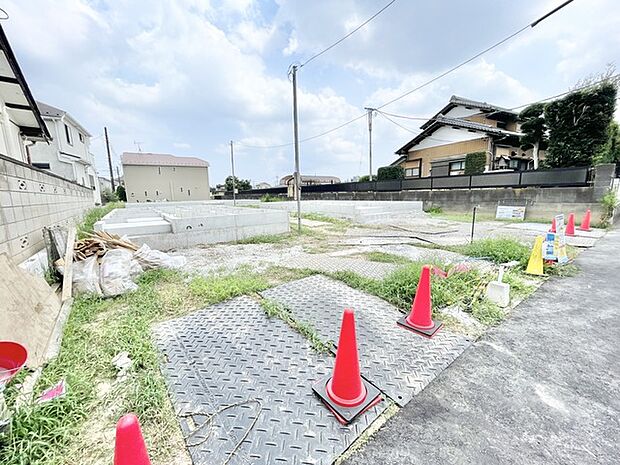 周囲の視界が広く開け、これからの暮らしを自由に描き出せるゆとりある敷地です。