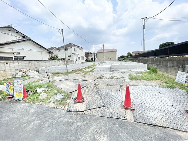 これからの暮らしの拠点となる、穏やかな空気が流れる住環境が整った敷地です。
