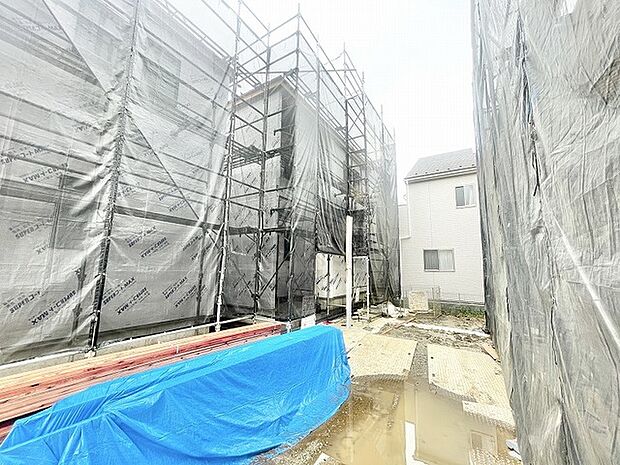 着々と形作られていく新しい建物が静かに佇む工事中の現地風景