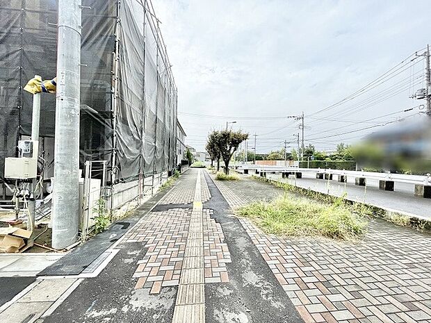 ゆとりある歩道が続き日々の移動も心地よく安全に過ごせる落ち着いた住環境です。