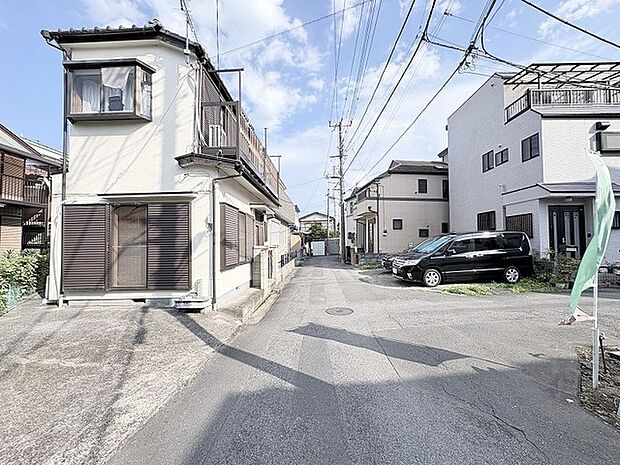 閑静な住宅街の一角にあり、落ち着いた街並みの中で日々の暮らしを穏やかに育むことができる環境です。