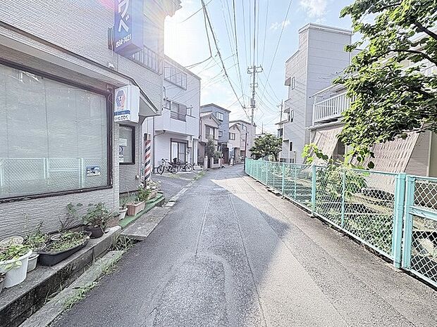 静かな街並みに寄り添い、日々の暮らしが穏やかに流れる落ち着いた住環境です。