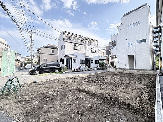 穏やかな住宅街に溶け込む、可能性を秘めたフラットな敷地が日々の暮らしを想像させてくれます。